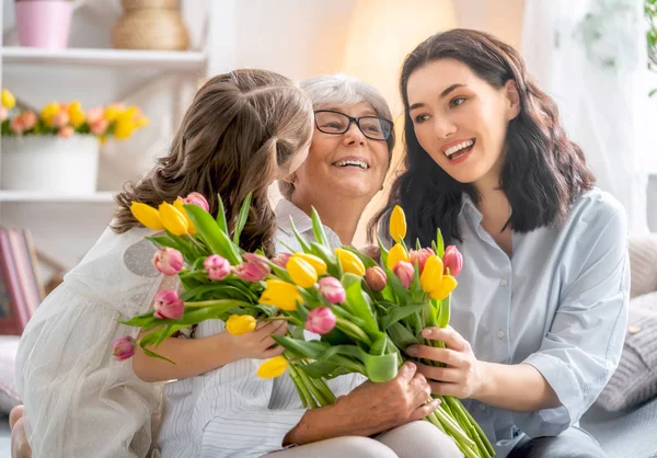 Glücklicher Frauentag Tochter Gratuliert Mama Und Oma Und Schenkt Ihnen — Stockfoto