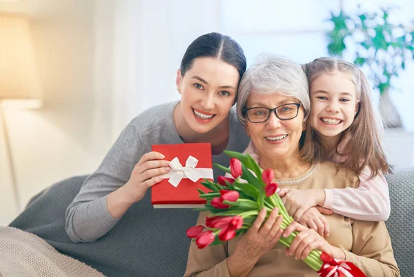 Šťastný Den Žen Dcera Gratuluje Mámě Babičce Jim Dávají Tulipány — Stock fotografie