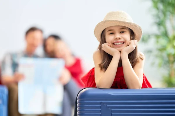 去冒险吧 快乐的家庭为旅行做准备 爸爸和女儿们正在为旅行收拾行李箱 — 图库照片