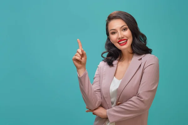 Souriant Belle Jeune Femme Costume Rose Posant Sur Fond Turquoise — Photo