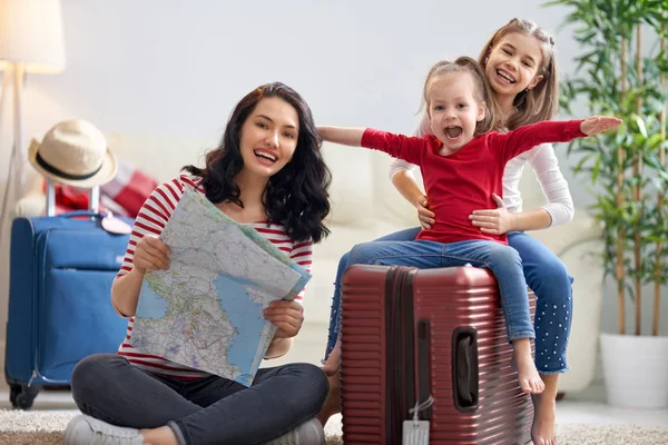 冒険に行く 幸せな家族旅行のための準備します ママと娘が旅行のためスーツケースをパッキングします — ストック写真