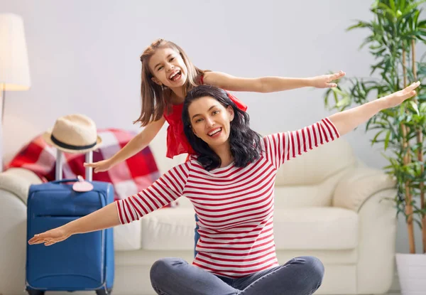 Ett Äventyr Lycklig Familj Förbereder Sig För Resan Mamma Och — Stockfoto
