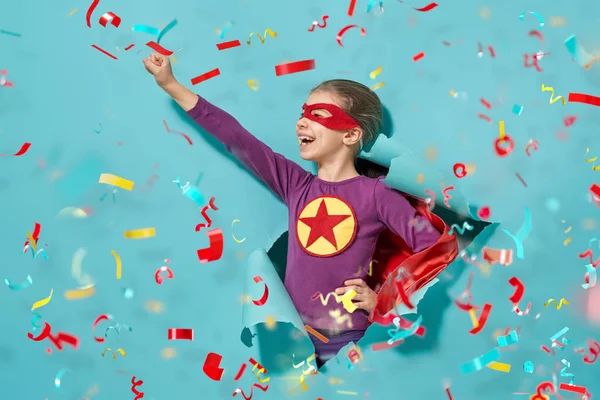 Niño Está Jugando Ser Superhéroe Niño Fondo Pared Azul Brillante — Foto de Stock