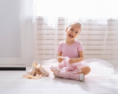 Bir balerin olmak şirin küçük kız rüyalar. Bir odada dans bir pembe tutu çocuk kız. Kız bebek bale eğitimi alıyor.