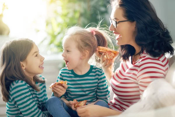 Feliz Família Amorosa Mãe Suas Filhas Crianças Meninas Estão Comendo — Fotografia de Stock