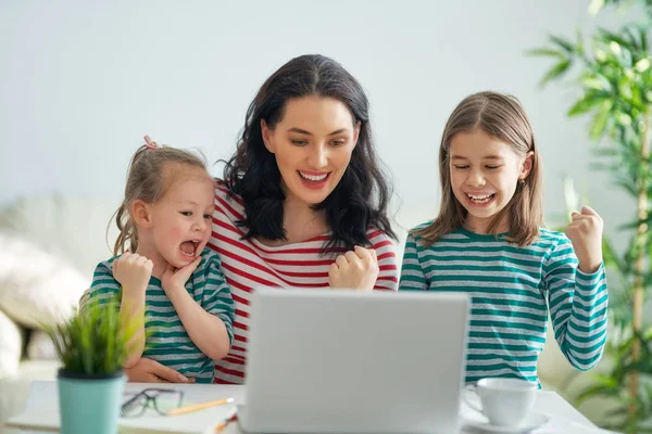 Ung Mor Med Børn Der Arbejder Computeren Hjemmefra Lykkelig Familie - Stock-foto