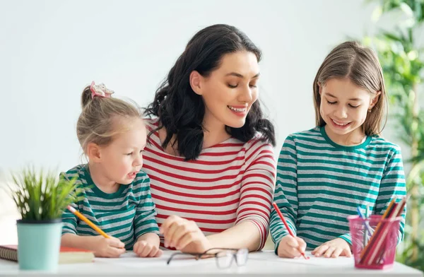 Familia Feliz Madre Hijas Dibujando Juntas Mujer Adulta Ayudando Niña —  Fotos de Stock