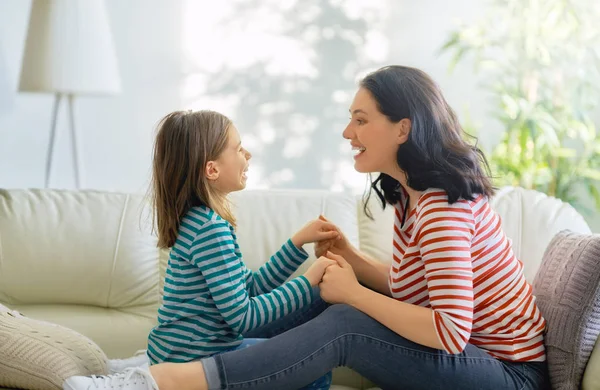 Feliz Día Madre Mamá Hija Niña Están Jugando Sonriendo Abrazándose — Foto de Stock