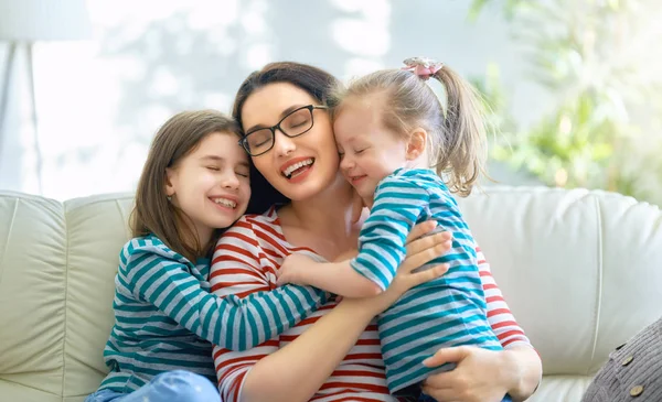 Feliz Día Madre Mamá Sus Hijas Niñas Niñas Están Jugando — Foto de Stock