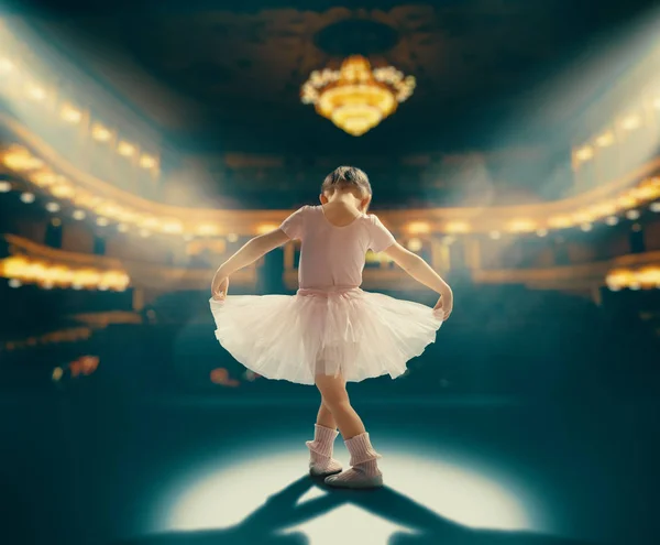 可爱的小女孩梦想成为一名芭蕾舞演员 一个穿着粉色短裙在舞台上跳舞的女孩 女婴正在学习芭蕾 — 图库照片