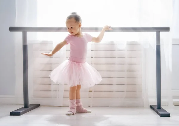 Nettes Kleines Mädchen Träumt Davon Ballerina Werden Mädchen Einem Rosafarbenen — Stockfoto