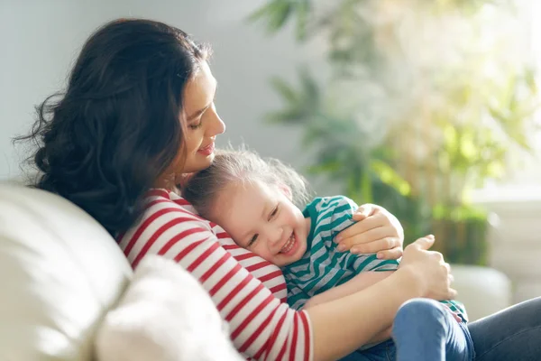 Feliz Día Madre Mamá Hija Niña Están Jugando Sonriendo Abrazándose — Foto de Stock