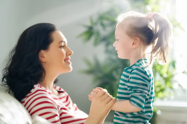 Gelukkige Moederdag Mam Haar Dochter Meisje Spelen Glimlachen Knuffelen Familie — Stockfoto