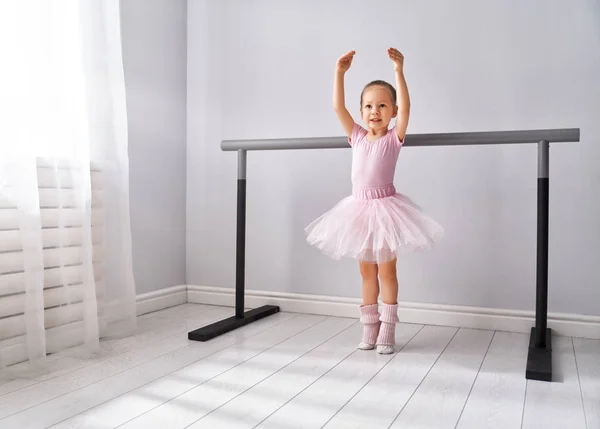 Мила Дівчинка Мріє Стати Балериною Дитяча Дівчинка Рожевому Турі Танцює — стокове фото