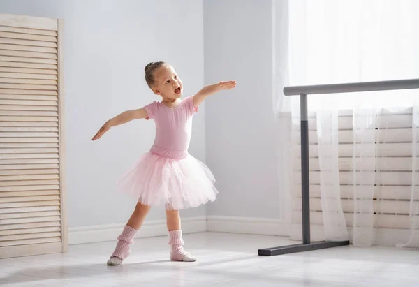 Χαριτωμένο Μικρό Κορίτσι Ονειρεύεται Γίνει Μπαλαρίνα Παιδί Κορίτσι Μια Ροζ — Φωτογραφία Αρχείου