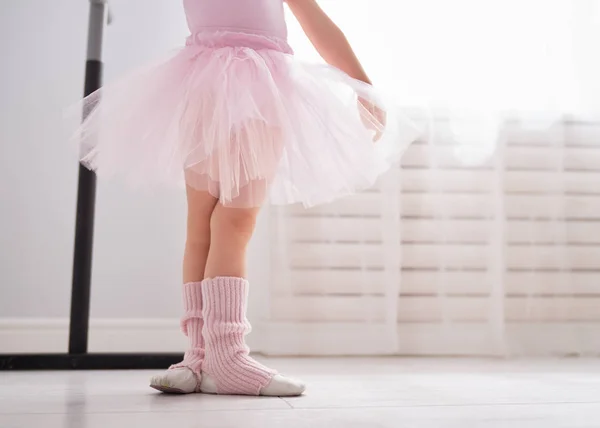 Linda Menina Sonha Tornar Uma Bailarina Menina Tutu Rosa Dançando — Fotografia de Stock