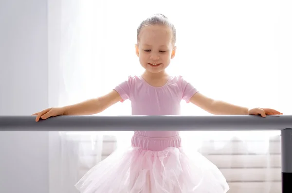 Linda Menina Sonha Tornar Uma Bailarina Menina Tutu Rosa Dançando — Fotografia de Stock