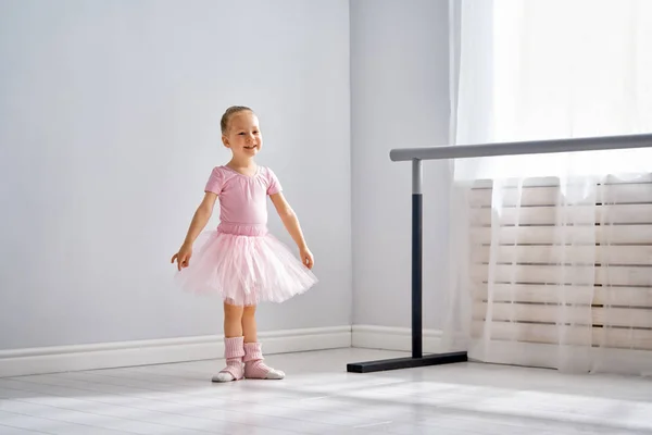Bir Balerin Olmak Şirin Küçük Kız Rüyalar Bir Odada Dans — Stok fotoğraf