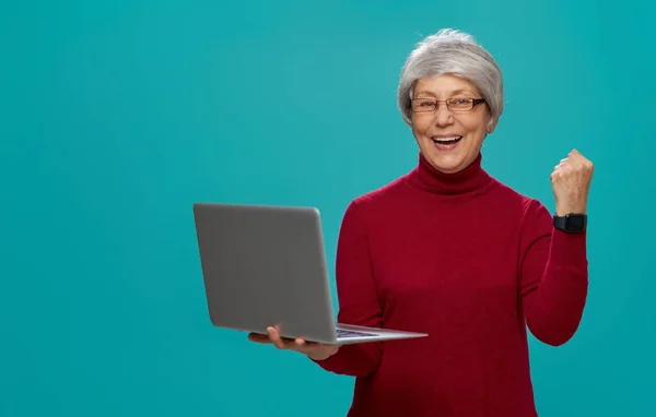 Joyful Beautiful Senior Woman Red Sweater Posing Turquoise Background — Stock Photo, Image