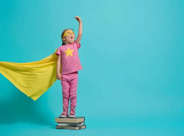 Kisgyerek Szuperhőst Játszik Gyerek Háttérben Fényes Kék Fal Lány Erő — Stock Fotó