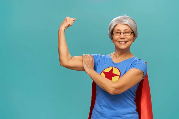Vrolijke Mooie Senior Vrouw Superheld Kostuum Poseren Turkooizen Achtergrond — Stockfoto