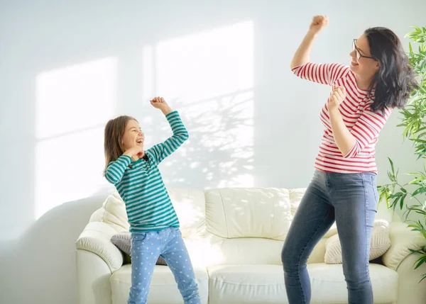 Счастливая Семья Мать Дочь Девочка Играют Танцуют Вместе — стоковое фото