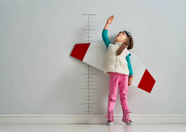Kisgyermek Játszik Kísérleti Gyerek Mérés Növekedés Háttérben Falra — Stock Fotó