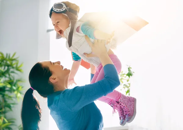 Familia Feliz Divierte Casa Madre Hija Juegan Juntas Chica Traje — Foto de Stock