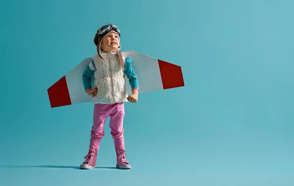 Egy Űrhajós Jelmez Kislány Gyermek Játszik Válik Egy Űrhajós Álmodik — Stock Fotó