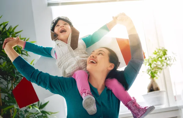 Família Feliz Está Divertindo Casa Mãe Filha Brincam Juntas Menina — Fotografia de Stock