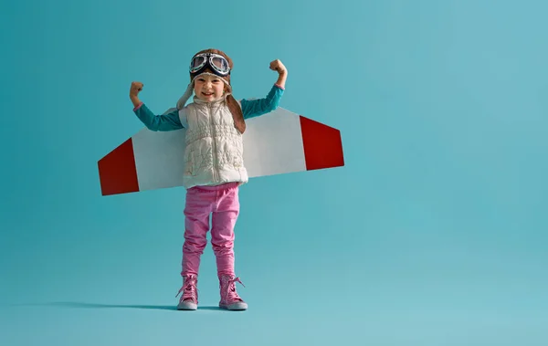 Malé Dítě Dívka Kostýmu Astronaut Hraje Sní Tom Stát Otvírat — Stock fotografie