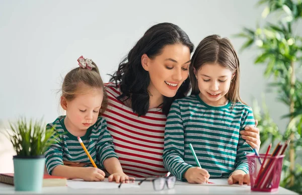 Familia Feliz Madre Hijas Dibujando Juntas Mujer Adulta Ayudando Niña — Foto de Stock