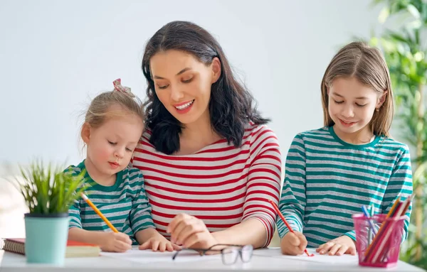 Familia Feliz Madre Hijas Dibujando Juntas Mujer Adulta Ayudando Niña — Foto de Stock