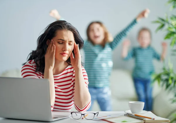 Mooie Vrouw Die Thuis Aan Een Laptop Werkt — Stockfoto