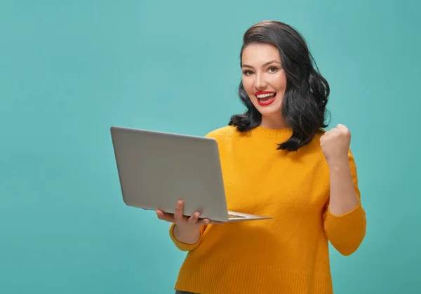 Junge Frau Mit Laptop Auf Hellblauem Hintergrund — Stockfoto