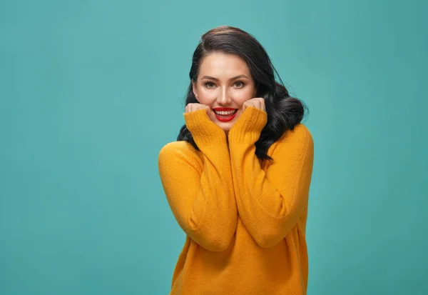 Freudig Schöne Junge Frau Gelben Pullover Posiert Auf Türkisfarbenem Hintergrund — Stockfoto