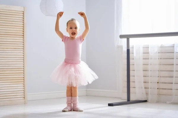 Χαριτωμένο Μικρό Κορίτσι Ονειρεύεται Γίνει Μπαλαρίνα Παιδί Κορίτσι Μια Ροζ — Φωτογραφία Αρχείου