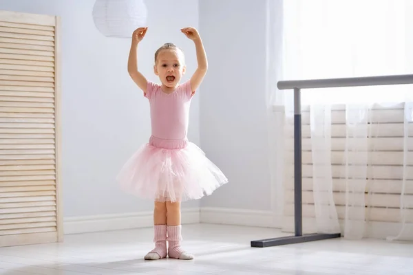 Linda Menina Sonha Tornar Uma Bailarina Menina Tutu Rosa Dançando — Fotografia de Stock