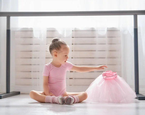 Bir Balerin Olmak Şirin Küçük Kız Rüyalar Bir Odada Dans — Stok fotoğraf