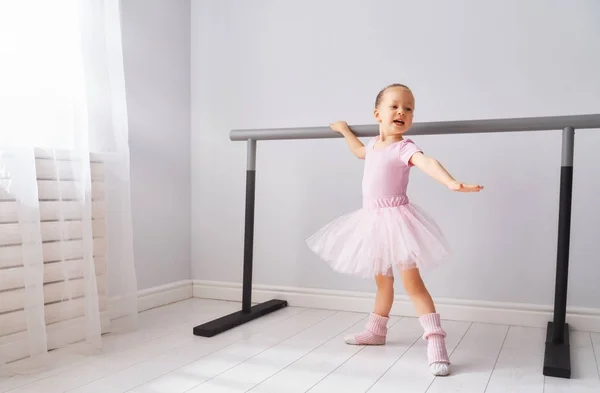 Aranyos Kis Lány Álma Válhat Egy Balerina Gyermek Lány Táncol — Stock Fotó