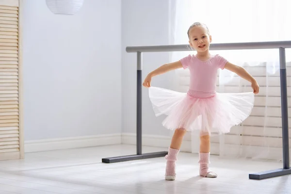 Мила Дівчинка Мріє Стати Балериною Дитяча Дівчинка Рожевому Турі Танцює — стокове фото