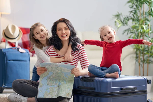 Uma Aventura Família Feliz Preparando Para Viagem Mãe Filhas Estão — Fotografia de Stock