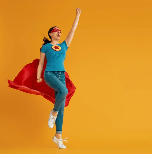 Joven Hermosa Alegre Traje Superhéroe Posando Sobre Fondo Amarillo — Foto de Stock