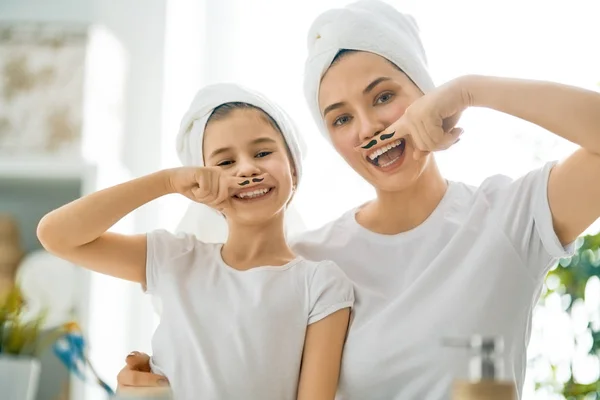 Familia Feliz Madre Hija Niña Están Cuidando Piel Baño — Foto de Stock