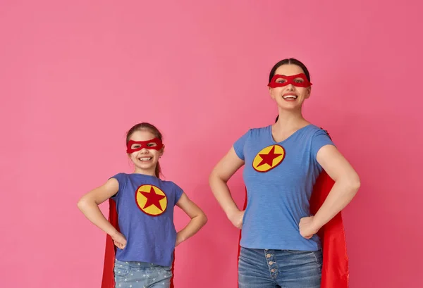 Mutter Und Ihr Kind Spielen Zusammen Mädchen Und Mutter Superheldenkostümen — Stockfoto