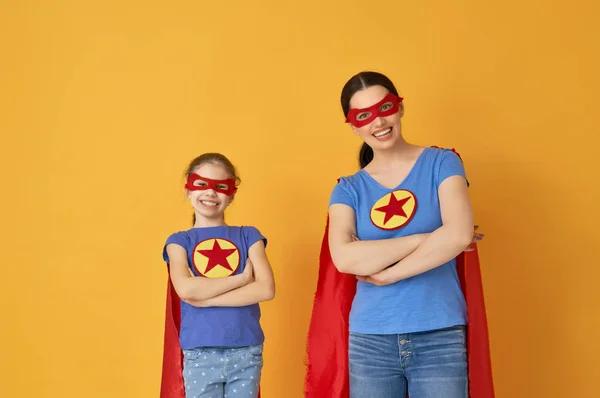 Mutter Und Ihr Kind Spielen Zusammen Mädchen Und Mutter Superheldenkostümen — Stockfoto