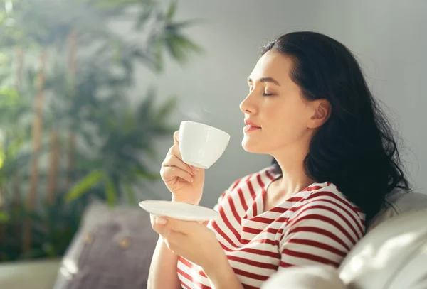 Hermosa Joven Bebiendo Café Sentada Sofá Casa — Foto de Stock