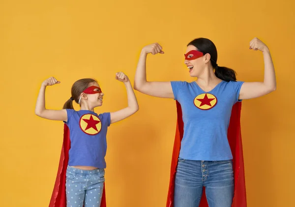 Mãe Filho Brincam Juntos Menina Mãe Trajes Super Herói Mãe — Fotografia de Stock