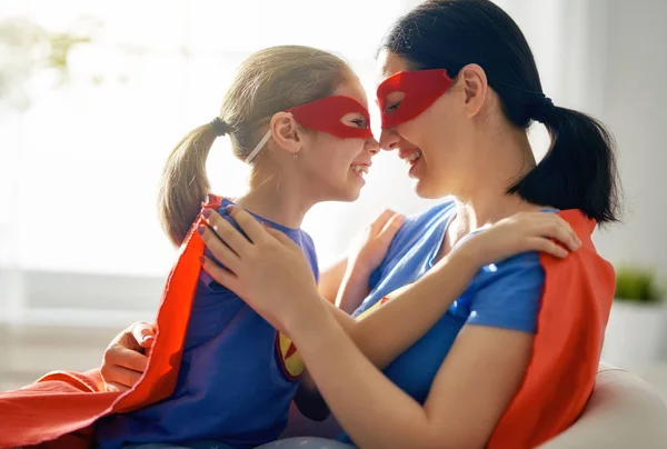 Mutter Und Ihr Kind Spielen Zusammen Mädchen Und Mutter Superheldenkostüm — Stockfoto