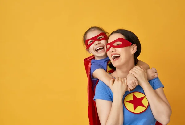 Anne Çocuğu Birlikte Oynama Kız Anne Süper Kahraman Kostümleri Annem — Stok fotoğraf